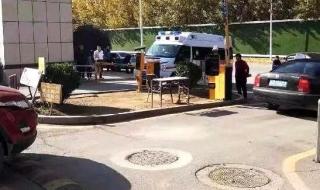 男子故意阻挡救护车